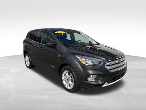 Used 2019 Ford Escape SE image 3
