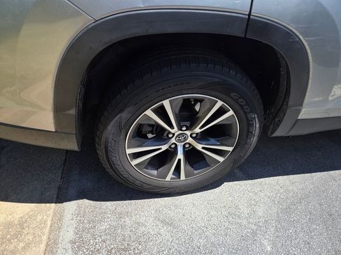 Used 2019 Toyota Highlander LE FWD image 10