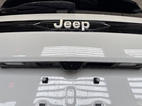 New 2025 Jeep Grand Cherokee Limited w/ Luxury Tech Group II AWD/4WD image 18