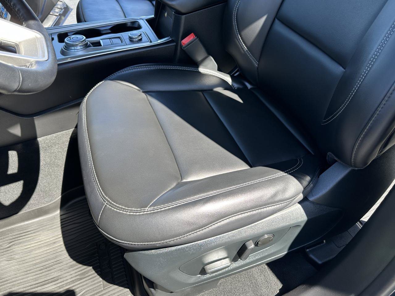 Used 2022 Ford Explorer XLT w/ Equipment Group 202A AWD/4WD image 26
