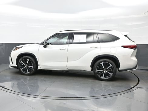 Used 2021 Toyota Highlander XSE AWD/4WD image 3