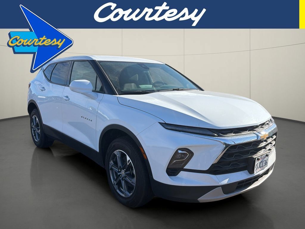 Used 2025 Chevrolet Blazer LT FWD image 1