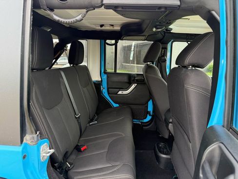 Used 2018 Jeep Wrangler Unlimited Rubicon w/ Cold Weather Group AWD/4WD image 16