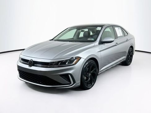 Certified 2025 Volkswagen Jetta SE w/ Sunroof Package FWD image 4