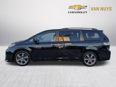 Used 2017 Toyota Sienna SE FWD image 8