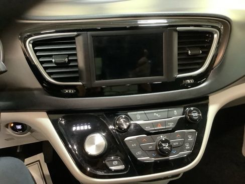 Used 2019 Chrysler Pacifica Touring-L image 31