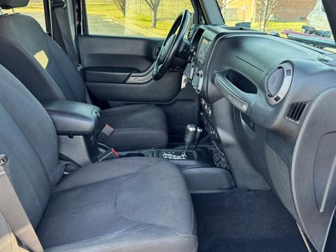 Used 2017 Jeep Wrangler Unlimited Sport w/ Quick Order Package 24S AWD/4WD image 32