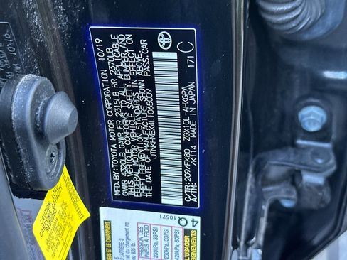 Used 2020 Toyota C-HR XLE image 32