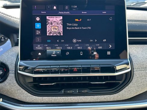 Used 2024 Jeep Compass Latitude image 30