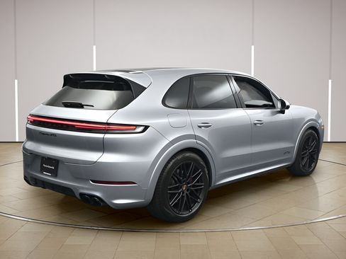 Certified 2025 Porsche Cayenne GTS AWD/4WD image 25