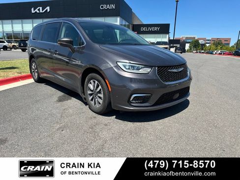 Used 2022 Chrysler Pacifica Touring-L FWD image 1