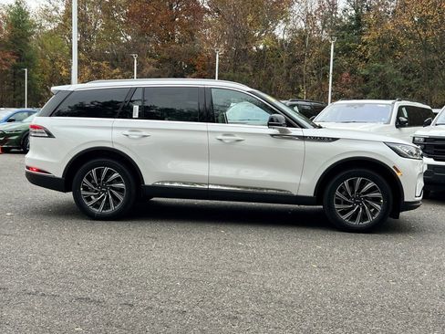 New 2026 Lincoln Aviator AWD image 3