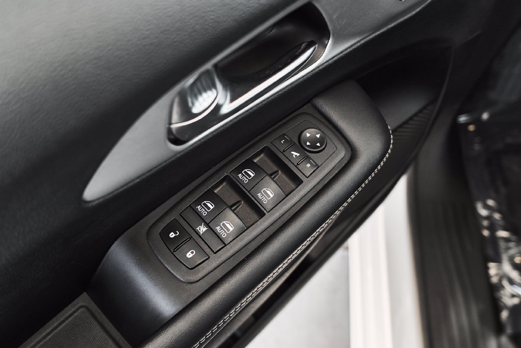 Used 2025 Chrysler Pacifica Limited FWD image 13