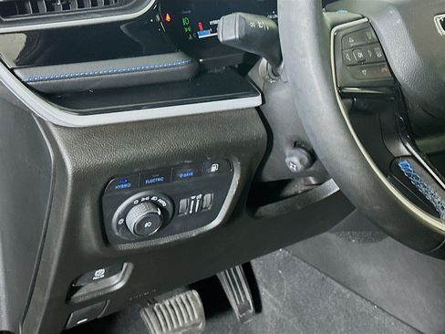 Used 2024 Jeep Grand Cherokee Trailhawk w/ Advanced Protech Group II AWD/4WD image 17