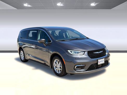 Certified 2023 Chrysler Pacifica Touring-L FWD image 7