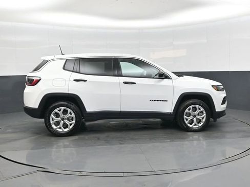 Used 2025 Jeep Compass Sport image 2