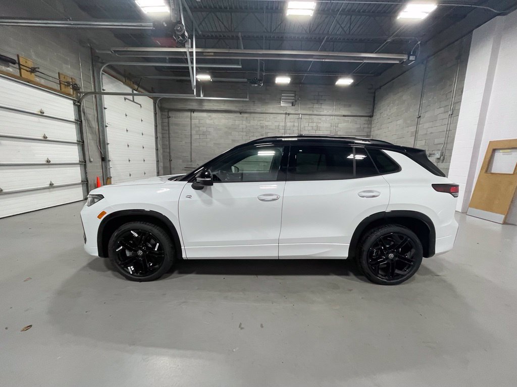 New 2026 Volkswagen Tiguan SE R-Line AWD/4WD image 2