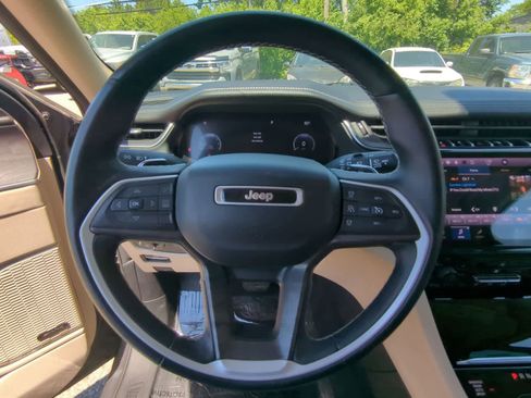 Used 2022 Jeep Grand Cherokee Limited AWD/4WD image 22