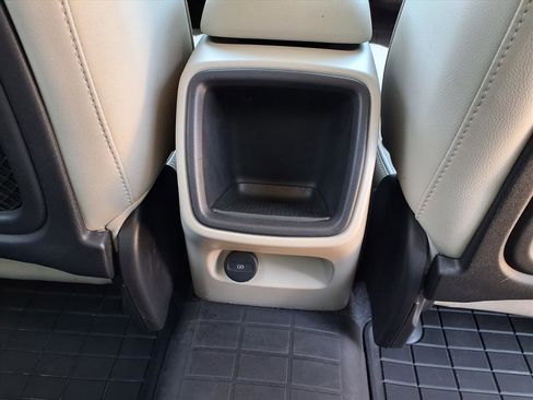 Used 2021 Volvo XC40 T4 Momentum w/ Protection Package Premier image 16