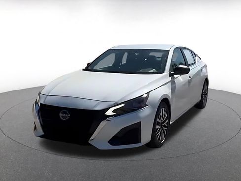 Used 2025 Nissan Altima 2.5 SV FWD image 7