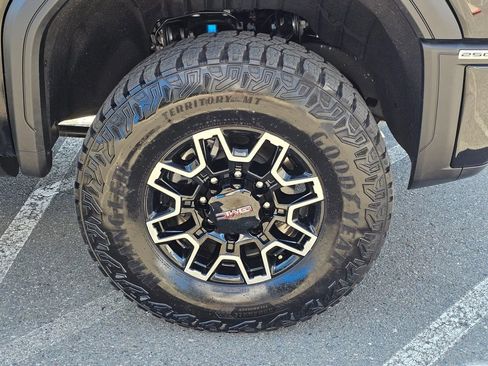 Used 2025 GMC Sierra 2500 AT4X AWD/4WD image 9