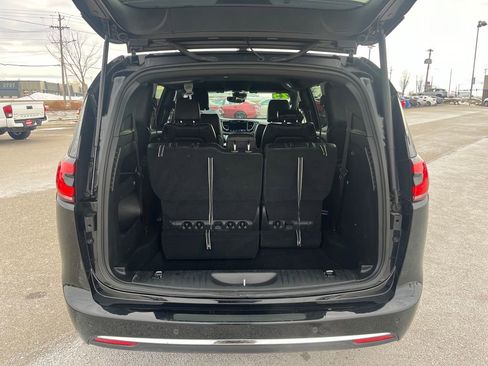 Used 2025 Chrysler Pacifica Select image 28