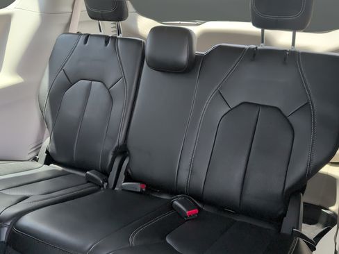 Used 2023 Chrysler Pacifica Touring-L FWD image 23