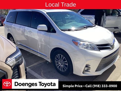 Used 2019 Toyota Sienna XLE w/ XLE Navigation Package image 1