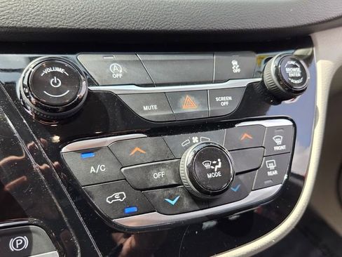Used 2022 Chrysler Voyager LX FWD image 23