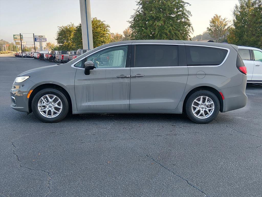 Used 2023 Chrysler Pacifica Touring-L FWD image 7