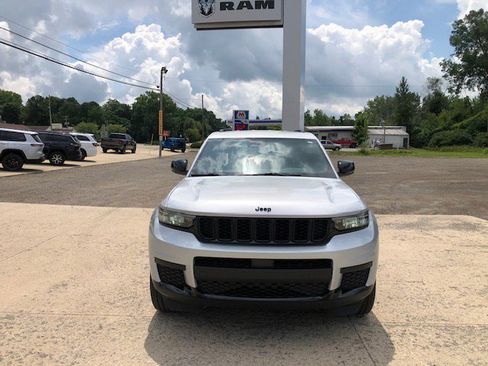 Used 2022 Jeep Grand Cherokee L Laredo image 2