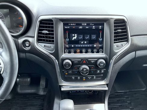 Used 2018 Jeep Grand Cherokee Altitude AWD/4WD image 14