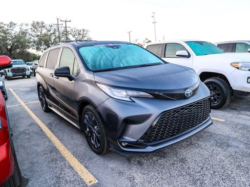 Used 2025 Toyota Sienna XSE w/ XSE Plus Package image 6