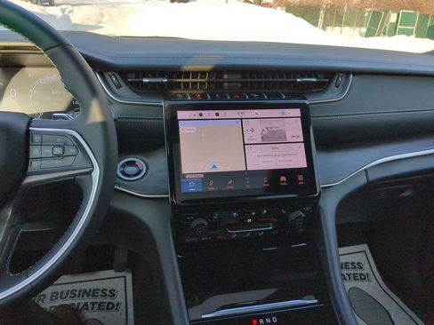 Used 2025 Jeep Grand Cherokee L Limited w/ Luxury Tech Group II image 19