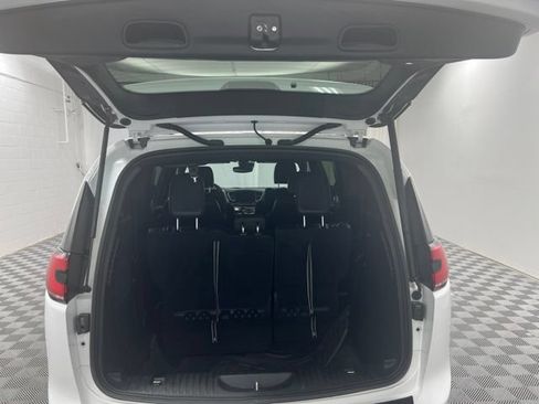 Used 2022 Chrysler Pacifica Touring-L w/ Uconnect Theater Family Group AWD/4WD image 8