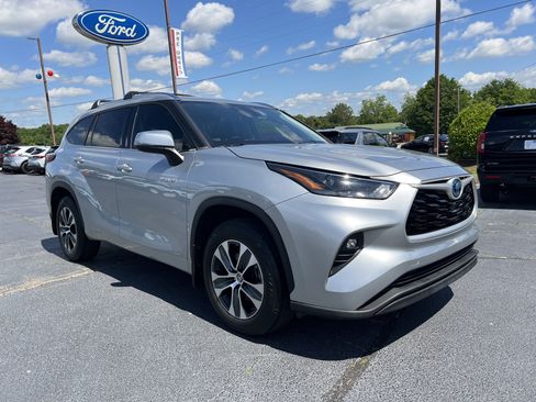 Used 2021 Toyota Highlander XLE AWD/4WD image 4