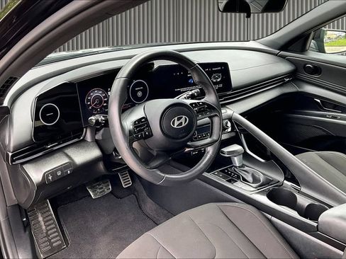 Certified 2025 Hyundai Elantra SEL FWD image 15