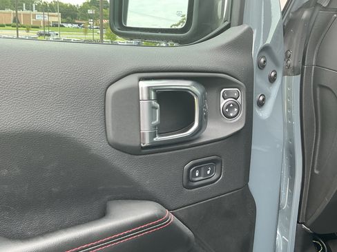 Used 2025 Jeep Gladiator Rubicon AWD/4WD image 15