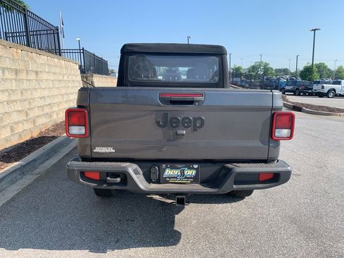 Used 2024 Jeep Gladiator Sport AWD/4WD image 4