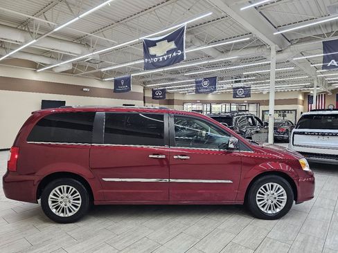 Used 2013 Chrysler Town & Country Limited w/ Luxury Group FWD image 5