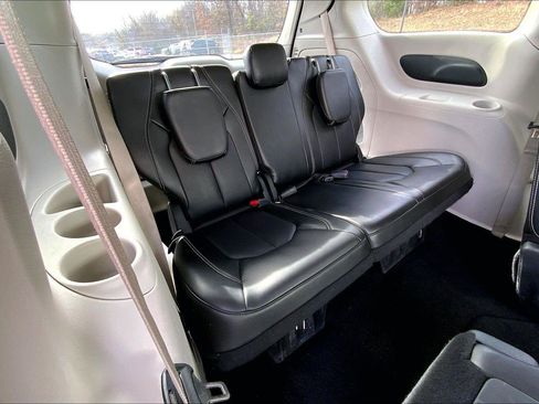 Used 2024 Chrysler Pacifica Touring-L image 23