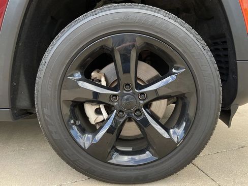 Used 2023 Jeep Grand Cherokee L Laredo AWD/4WD image 7