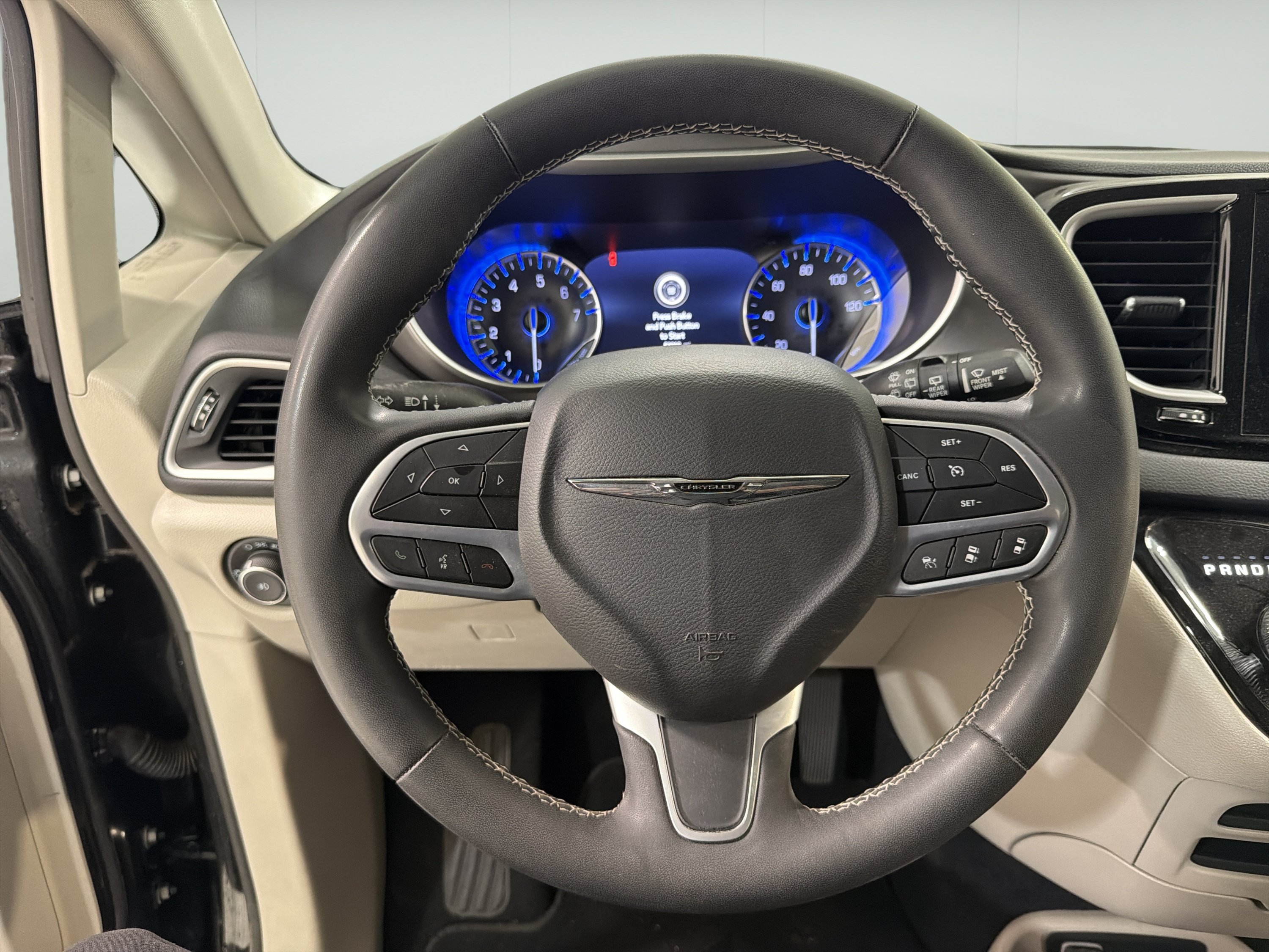 Used 2023 Chrysler Pacifica Touring-L FWD image 15