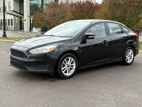 Used 2016 Ford Focus SE FWD image 2