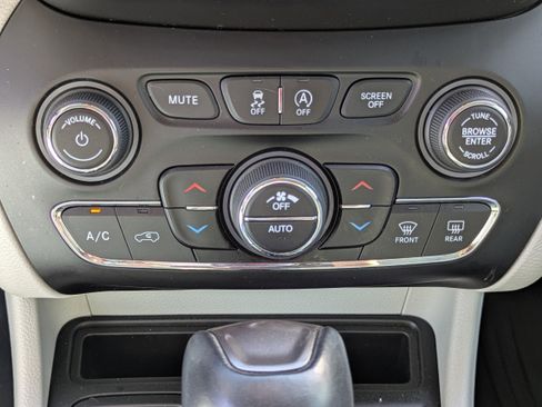 Used 2022 Jeep Cherokee Latitude Lux w/ Mopar Interior Package FWD image 22