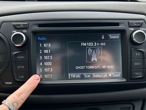 Used 2018 Toyota Yaris L image 15