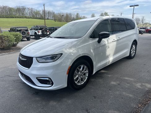 Used 2024 Chrysler Pacifica Touring-L FWD image 8