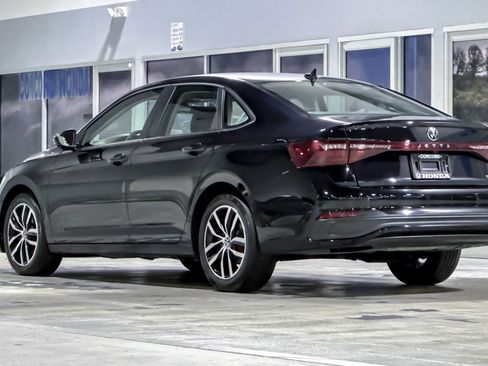 Used 2025 Volkswagen Jetta SE FWD image 3