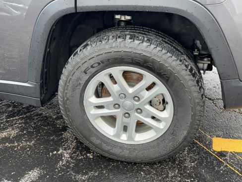 Used 2023 Jeep Grand Cherokee Laredo image 5