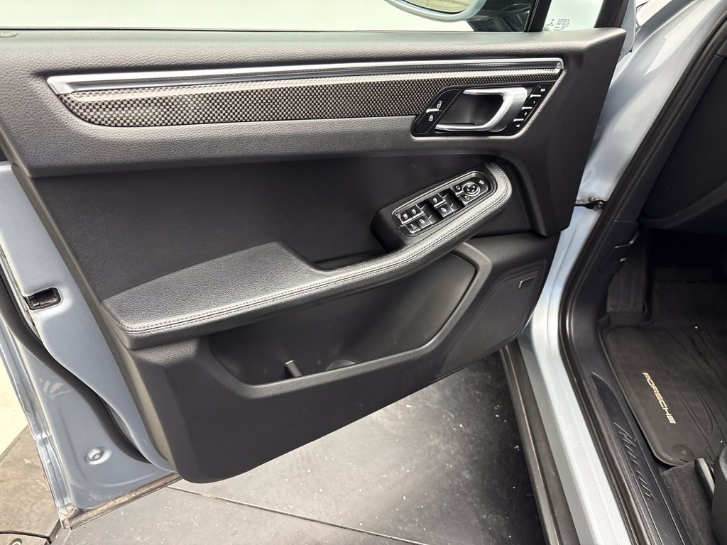 Certified 2023 Porsche Macan AWD/4WD image 4